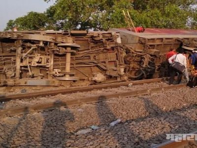 कानपूरमध्ये पूर्वा एक्स्प्रेसचे १२ डबे रुळावरून घसरले