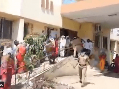 VIDEO | लसीकरणासाठी गर्दी-धक्काबुक्की, सोशल डिस्टन्सिगचे पालन न केल्याने पोलिसांकडून सौम्य लाठीचार्ज