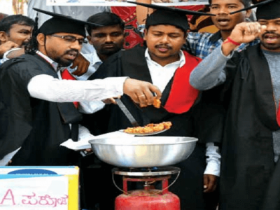 खोट्या डिग्रीने पीएम बना | खऱ्या डिग्रीने भज्या तळा – प्रशांत भूषण