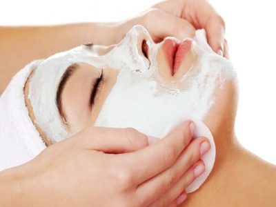 Facial Cleansing | त्वचा टॅन होते आणि त्वचेवर धूळ बसते, पार्लरमध्ये न जाता ‘या’ स्टेप्सने घरीच तुमचा चेहरा करा स्वच्छ