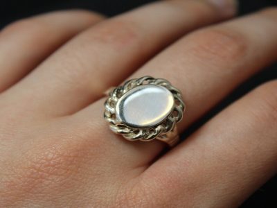 Gemstone Benefits | पांढरे कोरल रत्न घालण्याचे आहेत अनेक फायदे, जाणून घ्या कधी आणि कसे घालावे