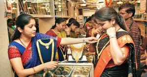 Gold Price Today | सोने 261 रुपयांनी घसरले, चांदीमध्येही 692 रुपयांची घसरण, पाहा ताजे दर