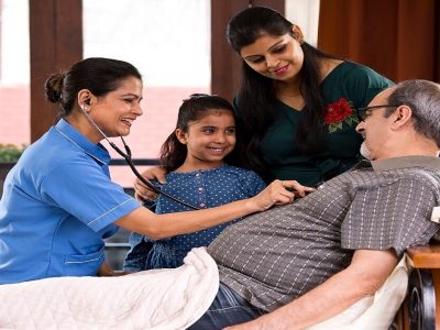 Group Health Insurance | या 5 कारणांमुळे पालकांना ग्रुप हेल्थ इन्शुरन्स अंतर्गत कव्हर करणे महत्वाचे आहे