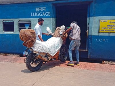 IRCTC Railway Service | होय! आता तुम्ही सुद्धा बाईक ट्रेनने सहज पार्सल करू शकता, जाणून घ्या त्याचे नियम