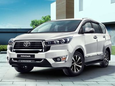 Innova Crysta | ही लोकप्रिय 8 सीटर कार खरेदीसाठी शोरूममध्ये गर्दी, प्रतीक्षा कालावधी वाढला, किंमत फीचर्स जाणून घ्या