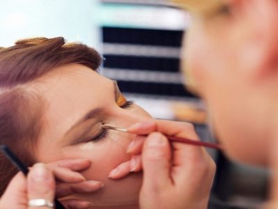 Make-Up Side Effects | स्टायलिश दिसण्यासाठी मेकअप करा, मात्र ‘ही’ काळजी घ्या अन्यथा चेहऱ्याचे होईल नुकसान