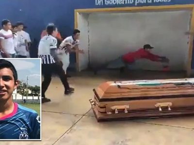 Viral Video | मृत्यू झालेल्या फुटबॉल प्रेमी मित्राला मैदानात ‘फ़ुटबॉल गोल’ मारत सलामी, नंतर ढसाढसा रडले सर्व मित्र