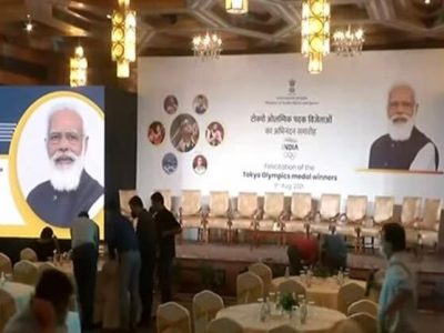 टोक्यो ऑलिम्पिक पदकवीरांचा सत्कार | भव्य कामगिरी करणारे खेळाडू बॅनरवर ‘मायक्रो’ झाले तर मोदी भव्य