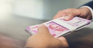 Bonus Money | कंपनीकडून मिळणारा बोनस म्हणजे तुमचा एक पगार असतो का?, कोणाला किती बोनस द्यावा हे कसे ठरते पहा Bonus Money | कंपनीकडून मिळणारा बोनस म्हणजे तुमचा एक पगार असतो का?, कोणाला किती बोनस द्यावा हे कसे ठरते पहा