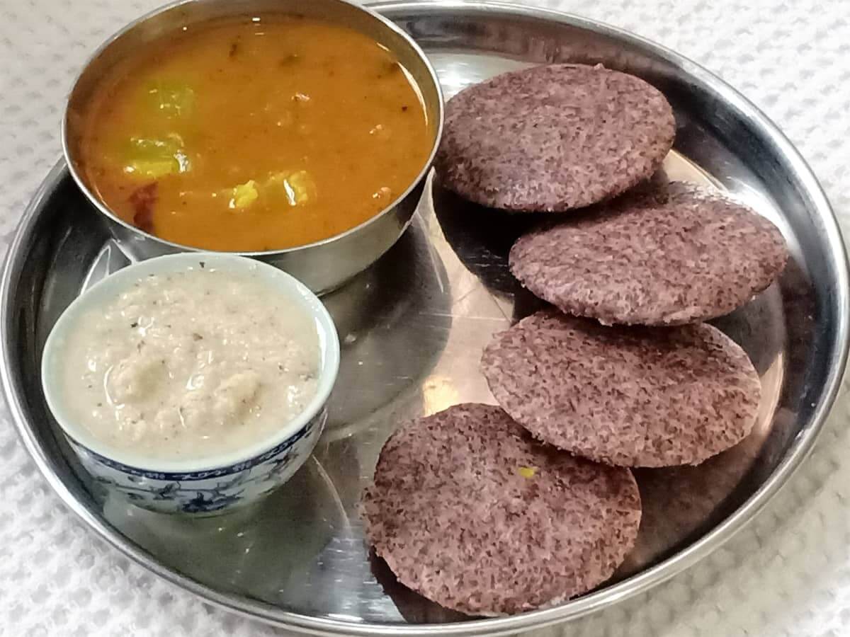 Ragi Roti Recipe | वजन कमी करण्यासाठी या पीठाने तयार केलेली चपाती खा, पोटाची चरबी कमी होईल Ragi Roti Recipe | वजन कमी करण्यासाठी या पीठाने तयार केलेली चपाती खा, पोटाची चरबी कमी होईल