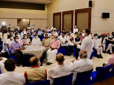 राहुल गांधींच्या नैत्रुत्वात विरोधकांची बैठक | 100 खासदार एकवटले | संसदेवर सायकल मार्च