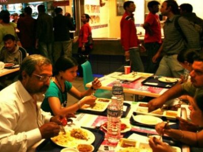 Service Tax in Hotels | सहकुटुंब, स्वतः किंवा मित्रांसोबत हॉटेलमध्ये जेवणाचं बिल भरताना हे लक्षात ठेवा | पैसे वाचवा