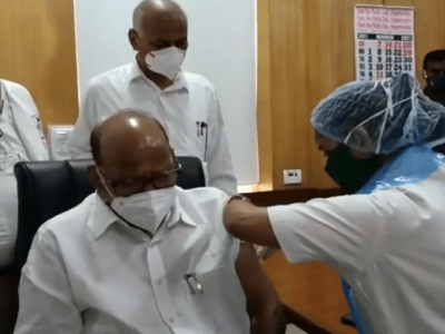 शरद पवार यांनी मुंबईतील जे जे हॉस्पिटलमध्ये घेतली कोरोना लस