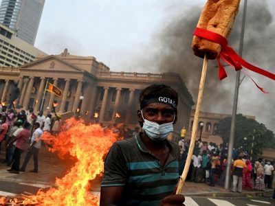 Sri Lanka Crisis Video | महागाईने श्रीलंकेतील जनतेच्या संतापाचा कडेलोट | राजकीय नेत्यांना रस्त्यात तुडवायला सुरुवात
