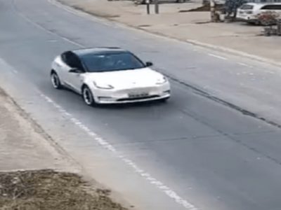Video Viral | ऑटोमॅटिक कारचा जमाना? पहा टेस्लाची ऑटोमॅटिक कार नियंत्रणाबाहेर गेली, अन सिनेमाप्रमाणे थरार व्हिडिओत कैद
