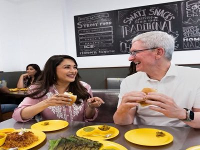 Tim Cook with Madhuri Dixit | आमची मुंबई! ॲपल CEO टीम कुक यांनी मुंबईत माधुरी दीक्षित सोबत वडा पावचा स्वाद अनुभवला