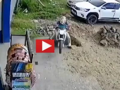 Viral Video | तो बाईक सहित खड्ड्यात पडला की खड्ड्यातून वर आला?, विचित्र अपघाताचा हा व्हिडिओ प्रचंड व्हायरल होतोय
