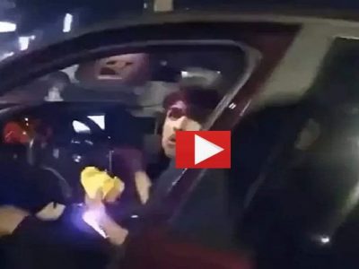 Video Viral | तरुण गाडीत बसून आरामात बर्गर खात होता, पण असं काय घडलं की अचानक पोलिसांचा अंदाधूंद गोळीबार सुरु झाला आणि…