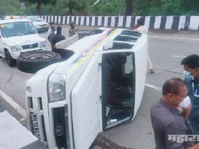 शरद पवारांच्या ताफ्यातील पोलीस व्हॅन एक्स्प्रेस वेवर पलटली
