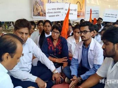 अजित पवारांनी आझाद मैदानात घेतली आंदोलक मराठा वैद्यकीय विद्यार्थ्यांची भेट