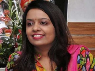 देशात वादळ आणि कोरोना आपत्ती | त्यात अमृता फडणवीस यांचं सूचक नव्हे तर ‘निरर्थक ट्विट’