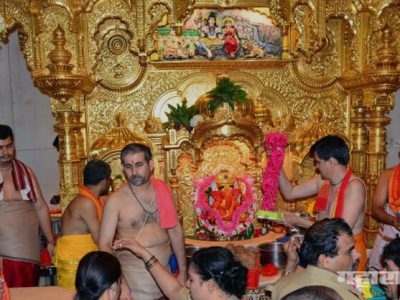 devotees from whole mumbai came for darshan of siddhivinayak