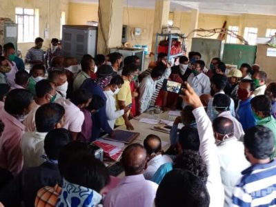 कोरोनाबाधित रुग्णाला एकच दिवस क्वारंटाइन ठेवलं; जमावाची मुख्याधिकाऱ्यावर चप्पलफेक