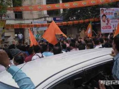 Shivsena and bjp workers fight with each other during inauguration ceremony at Goregaon