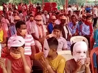 गर्दी होतं नसल्याने भाजपच्या सभेत रिकाम्या खुर्च्यांवर लहान मुलं | फडणवीस होते उपस्थित