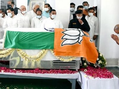 भारताच्या तिरंग्या पेक्षा भाजपच्या झेंड्याचा मान मोठा? | तिरंग्याच्या वर स्थान दिल्याने भाजपाविरोधात संताप