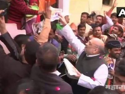 केजरीवालांच्या विकास कामांपुढे भाजप हतबल; देशाच्या गृहमंत्र्याचा चक्क पॅम्प्लेट वाटपात सहभाग