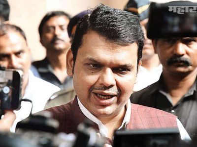 गदारोळ घालणाऱ्या प्रतिनिधीकडे पाहून फडणवीसांनी ए काय रे असा उल्लेख करताच अजून गदारोळ