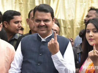 देवेंद्र फडणवीस यांनी नागपूर येथे सह-कुटुंब मतदानाचा हक्क बजावला