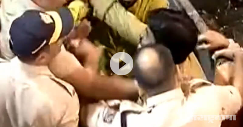 Fight between Lalbaug mandal workers and Police officials Fight between Lalbaug mandal workers and Police officials