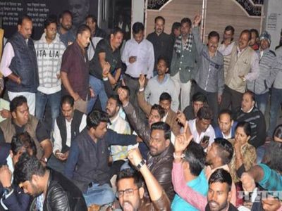 attacked on digital news reporter in raipur by bjp leaders