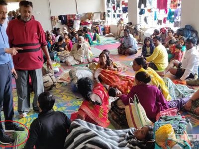 पूरग्रस्त व रूग्णांच्या भेटी घेताना गिरीश महाजन पुरग्रस्तांच्या अंथरुणावर शूज घालून