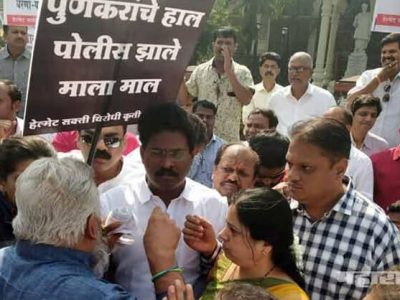 protest against helmet compulsion in pune city