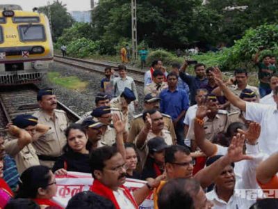 Maratha Community Reservation protestant stopped western railway at Jogeshwari