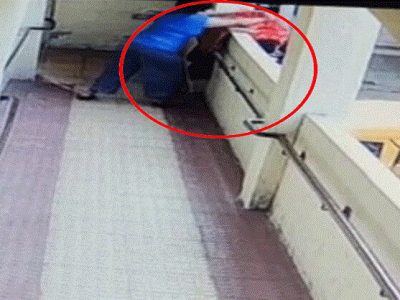 पुणे | मतिमंद मुलीने 33 वर्षीय महिलेला गॅलरीतून ढकलून दिले | घटना CCTV’त कैद