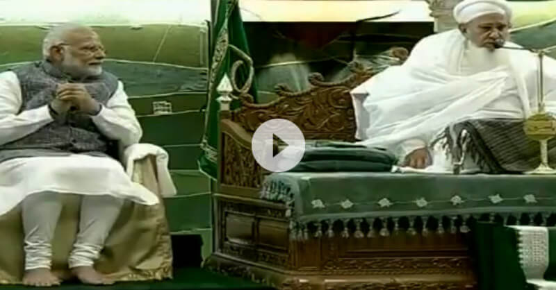 Modi addressing the Dawoodi Bohra community in the mosque Modi addressing the Dawoodi Bohra community in the mosque