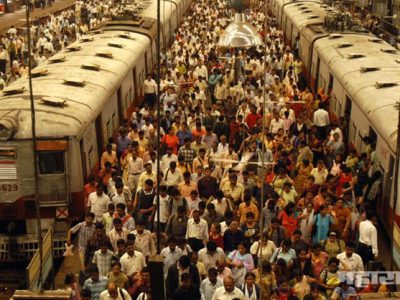कोरोना वाढतोय | मुंबई लोकल सामान्यांसाठी पुन्हा थांबणार?