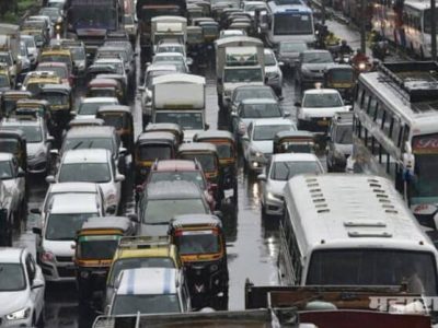 मुंबई: अनेक भागात पाणी साचल्याने वाहतूक अत्यंत धीम्या गतीने