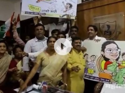 Nagpur – Congress workers protesting in mayor lobby of Municipal Corporation