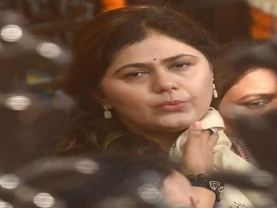 पंकजा मुंडे यांना कोरोनाची लागण, घरीच क्वारंटाईन
