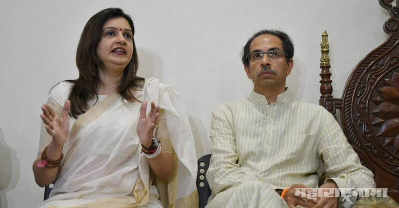 काँग्रेसच्या प्रवक्त्या प्रियंका चतुर्वेदींनी बांधलं शिवबंधन काँग्रेसच्या प्रवक्त्या प्रियंका चतुर्वेदींनी बांधलं शिवबंधन