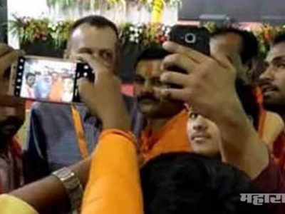 huge crowd gathered to take a selfie with Udhav Thackerays PA milind narvekar