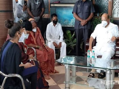 कोरोनामुळे मृत्यू झालेल्या नगरसेवकाच्या कुटुबीयांची पवारांनी भेट घेतली