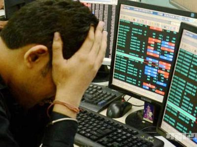 शेअर बाजारात पडझड, सेन्सेक्स १४०० अंकांनी कोसळला