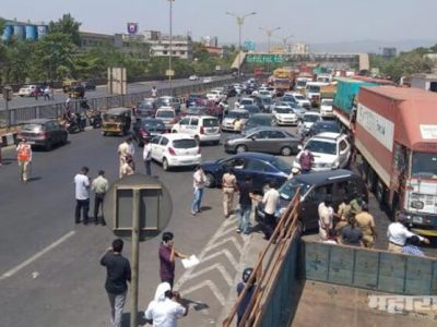 एक्सप्रेस महामार्गावर वाहनांची प्रचंड गर्दी, पोलिसांनी अनेकांना परत पाठवलं