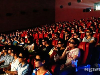जग लॉकडाउनमुळे चिंतेत; तर चीनमध्ये ‘फटा पोश्टर निकला हिरो’; चित्रपटगृह खचाखच